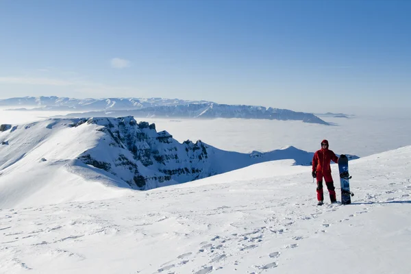 Mann in Rot auf dem Gipfel der Berge — Stockfoto