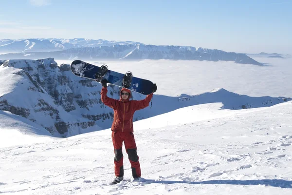 Glücklicher Mann mit Snowboard lizenzfreie Stockbilder
