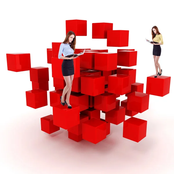 Jonge zakelijke vrouw en een 3D-kubus doolhof — Stockfoto