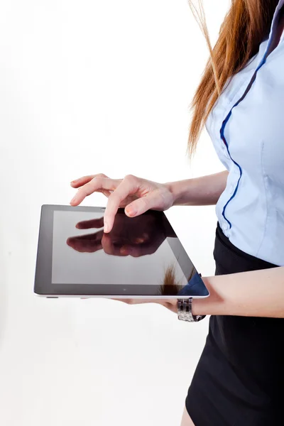 Jonge aantrekkelijke zakenvrouw houden een tablet pc — Stockfoto