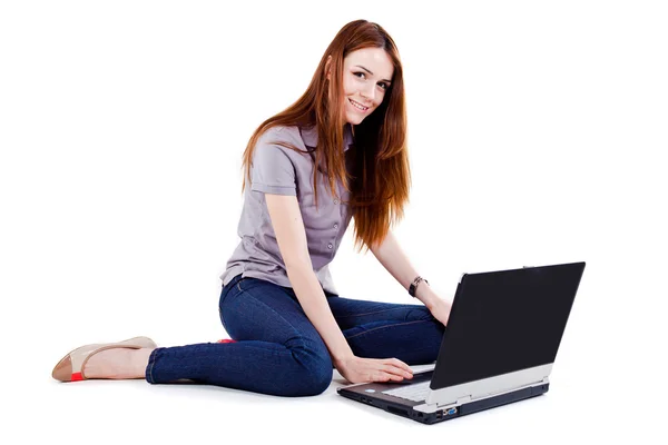 Portret pięknej kobiety korzystającej z laptopa - dorywcza martwa natura — Zdjęcie stockowe