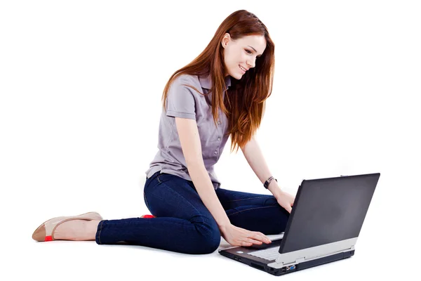 Retrato de uma mulher bonita usando um laptop - casual ainda vida — Fotografia de Stock