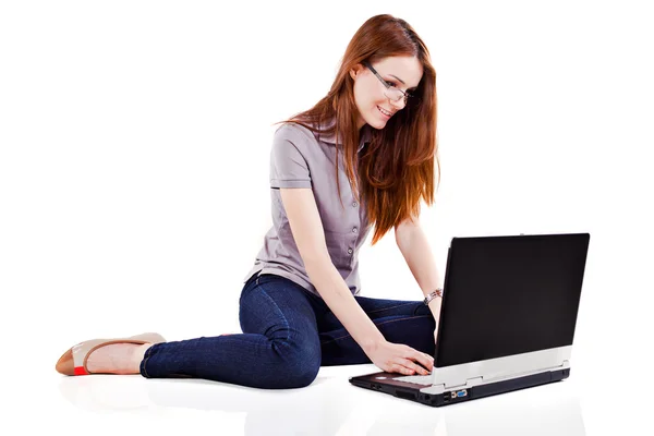 Portret pięknej kobiety korzystającej z laptopa - dorywcza martwa natura — Zdjęcie stockowe