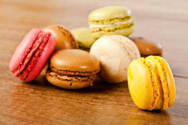 çeşitli renkli Fransız macarons