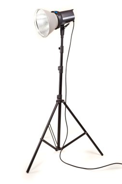 Beyaz arka plan üzerinde izole tripod üzerinde Studio Monoblok flaş ışığı