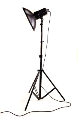 Beyaz arka plan üzerinde izole tripod üzerinde Studio Monoblok flaş ışığı