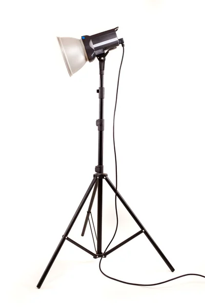 Studio-Monoblock-Blitzlicht auf Stativ isoliert auf weißem Hintergrund — Stockfoto