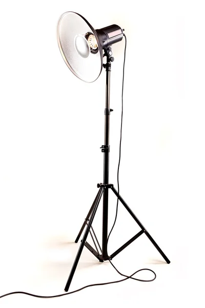 Studio monobloque luz de flash en trípode aislado sobre fondo blanco — Foto de Stock