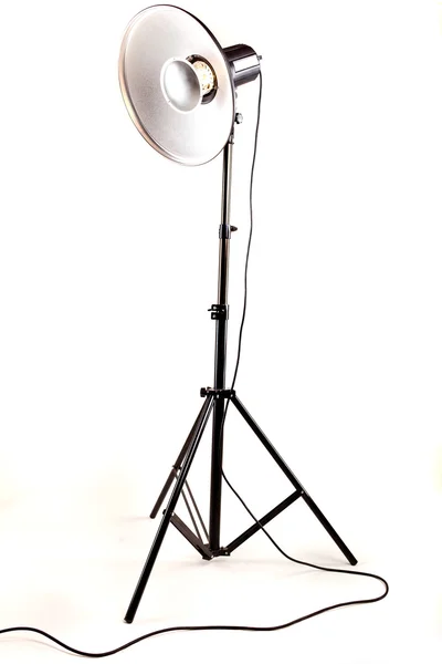 Studio monoblock blixt ljus på stativ isolerad på vit bakgrund — Stockfoto