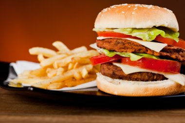 Fast food lezzetli hamburger ve patates franch