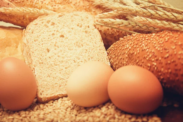 Pane, grano e spighe con uova — Foto Stock