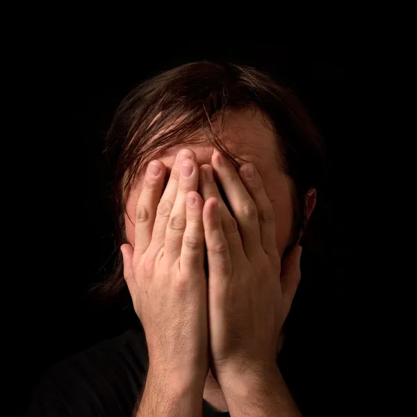 Плачущий человек — стоковое фото
