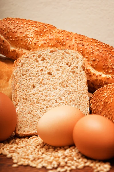 Pane, grano e spighe con uova — Foto Stock