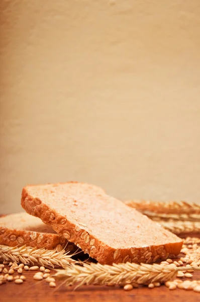 Pane di frumento e spighe — Foto Stock