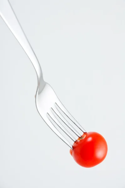 Tomate cereza en un tenedor —  Fotos de Stock