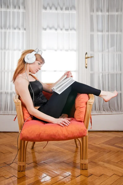 Beautiful young woman reading — Stock Photo, Image