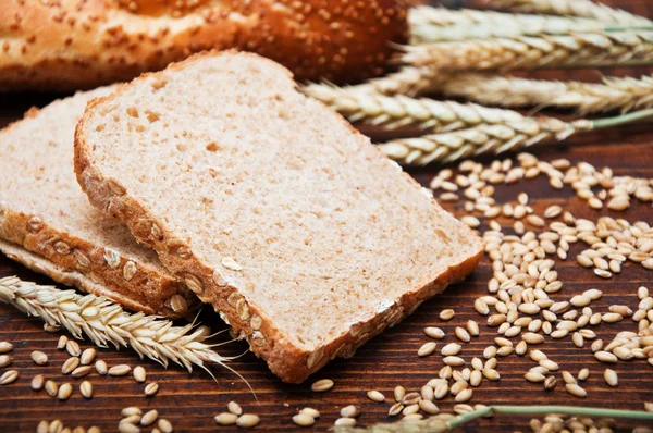 Pan de trigo y espigas — Foto de Stock