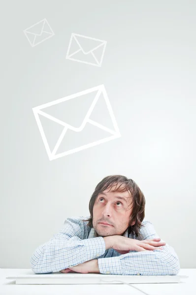 Zakenman denken over e-mails — Stockfoto
