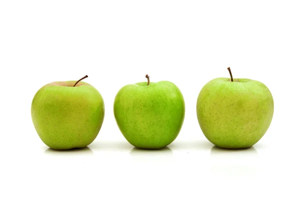 Ekologiska gröna äpplen — Stockfoto