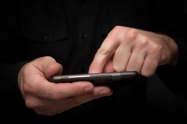 Homem digitando uma mensagem de texto em um smartphone — Fotografia de Stock