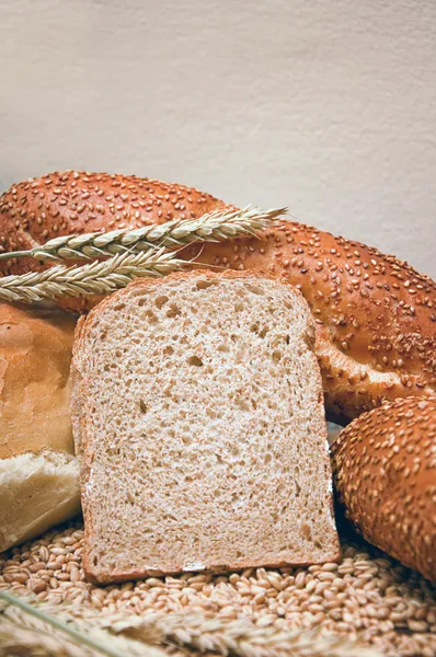 Pão de trigo e espigas de grãos — Fotografia de Stock
