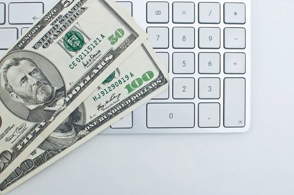 Klavye ve dolar — Stok fotoğraf