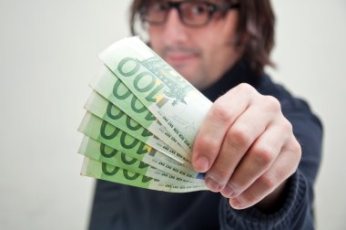 Euro ödeyerek adam