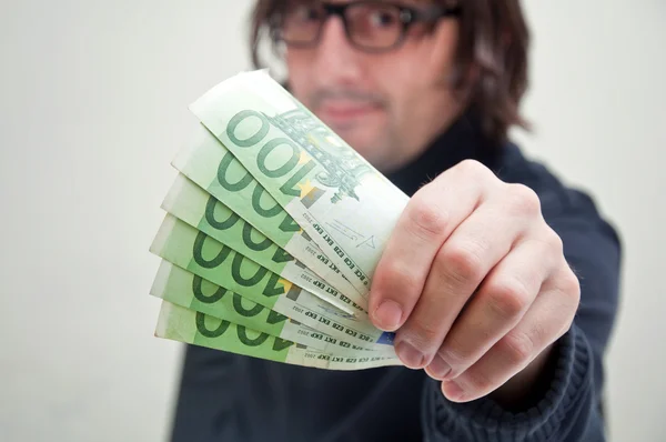 Чоловік платить у євро — стокове фото