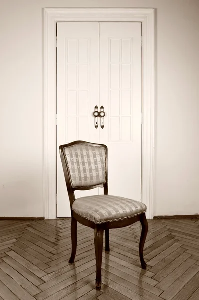 Винтажный стул в комнате — стоковое фото