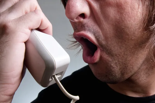 Muž křičí do telefonu — Stock fotografie