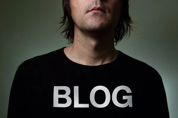 Bloggerin im schwarzen Hemd — Stockfoto