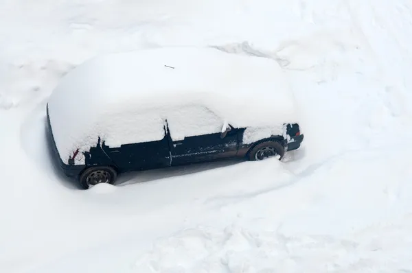 白雪覆盖下的车 — 图库照片