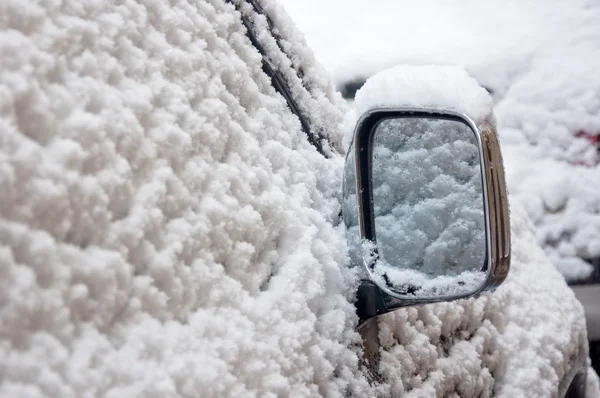 Specchio alare auto nella neve — Foto Stock