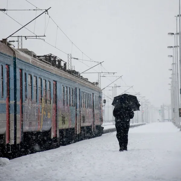 Nevando em uma estação de trem — Fotografia de Stock