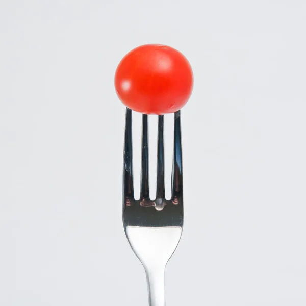 Tomate cereza en un tenedor —  Fotos de Stock