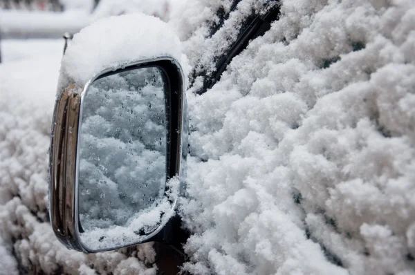 Außenspiegel eines Autos im Schnee — Stockfoto