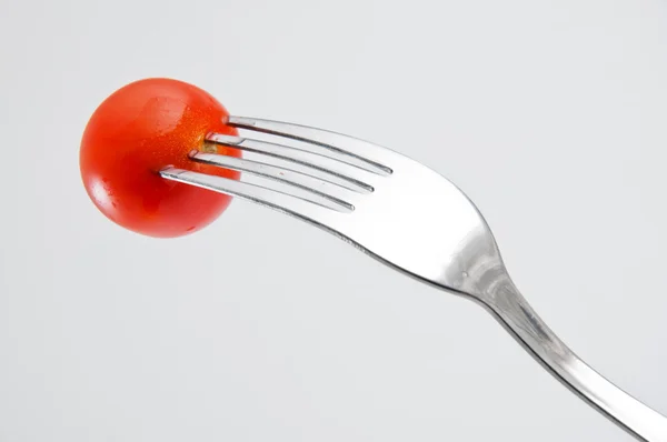 Tomate de cereja em um garfo — Fotografia de Stock