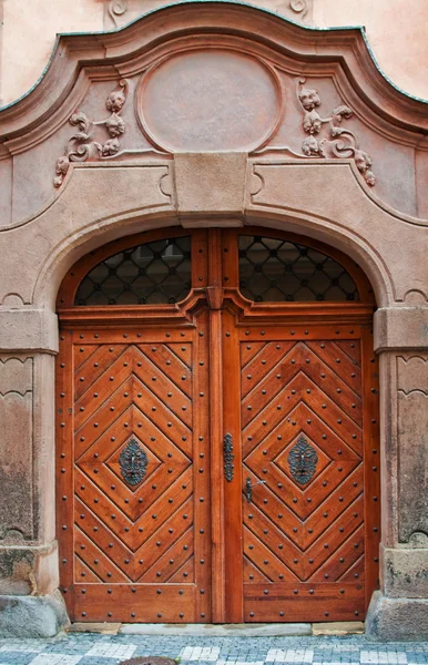 Огромная деревянная дверь — стоковое фото