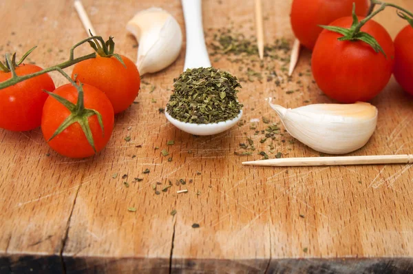 Oregano, garlic and red cherry tomato — Stock Photo, Image