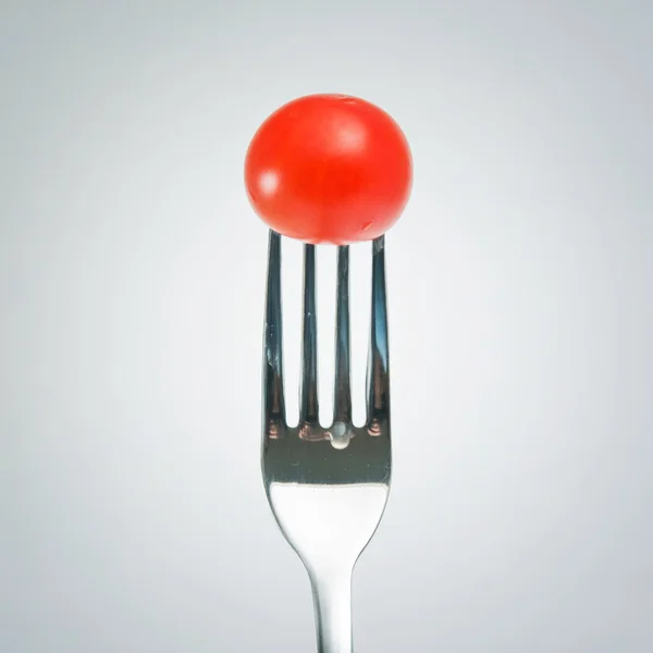 Tomate de cereja em um garfo — Fotografia de Stock