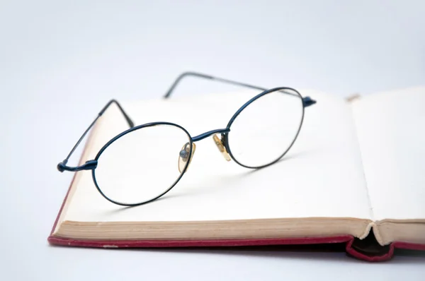 Libro e bicchieri — Foto Stock