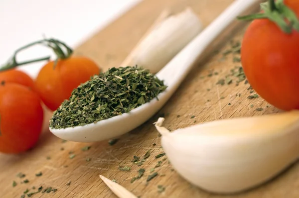 Oregano, bawang putih dan tomat ceri merah — Stok Foto