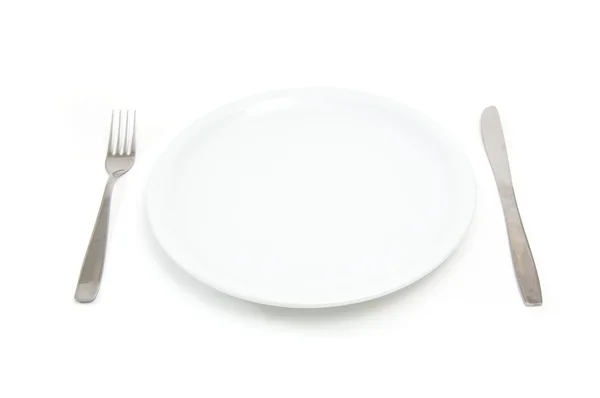 Тарелка с вилкой и ножом — стоковое фото