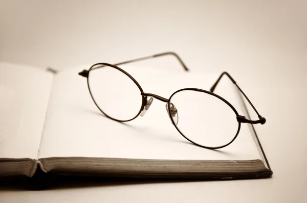 Livre et lunettes — Photo
