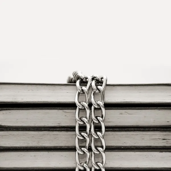 Книга в цепях — стоковое фото