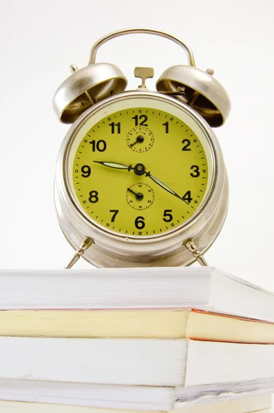 Relógio e livros — Fotografia de Stock