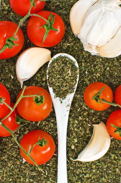 Orégano, ajo y tomate rojo cereza — Foto de Stock
