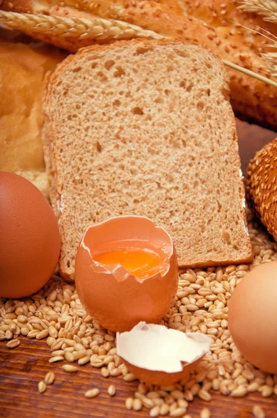 Pão de trigo, cereais e espigas com ovos — Fotografia de Stock