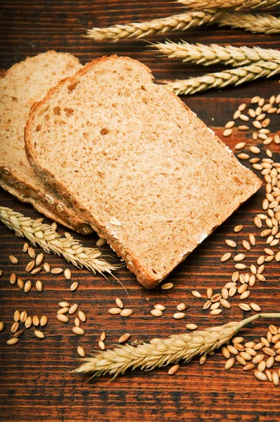 Пшеничный хлеб и колосья — стоковое фото