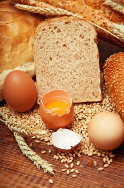 Kepekli ekmek, tahıl ve kulakları ile yumurta